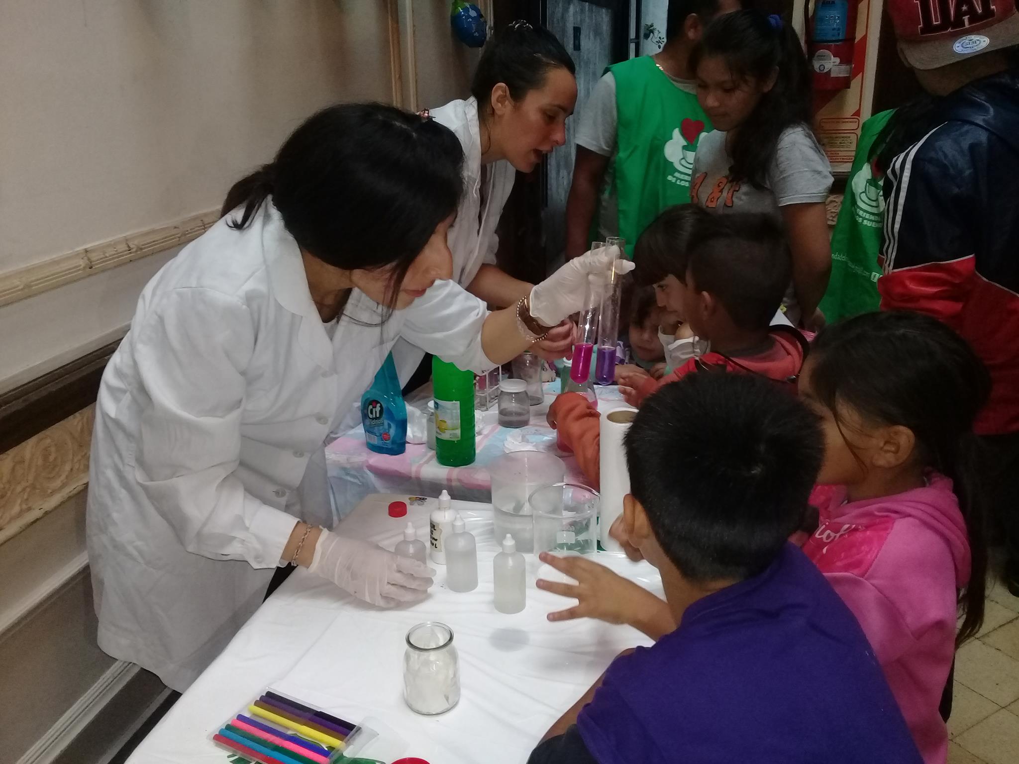 Science fair activity at La ciencia en los Barrios